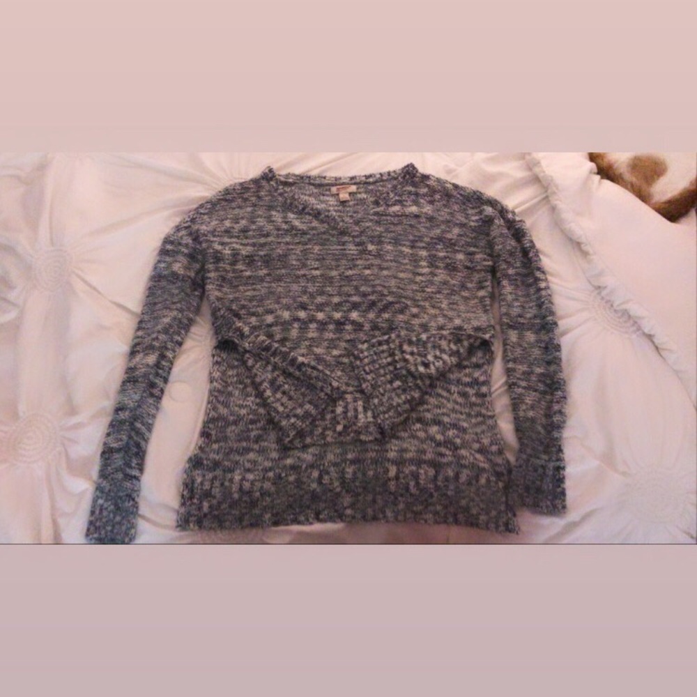 I’m selling my barely used blue sweater!